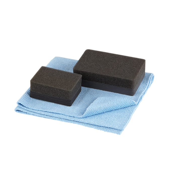 Das Applikationsset für matte Lacke beinhaltet verschiedene Tücher und Schwämme für eine einfache Anwendung der entsprechenden Pflege- und Reinigungsmittel.